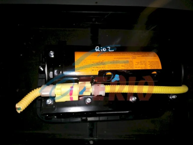 Подушка безопасности пассажира для Kia Rio 2 на фотографиях