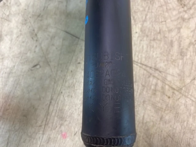 Амортизатор передний левый для Mitsubishi Pajero V70 5dr 1999-2006 на фотографиях