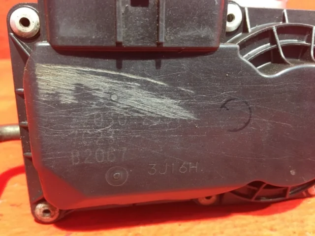 Дроссельная заслонка для Toyota RAV4 XA30 2005-2012 на фотографиях