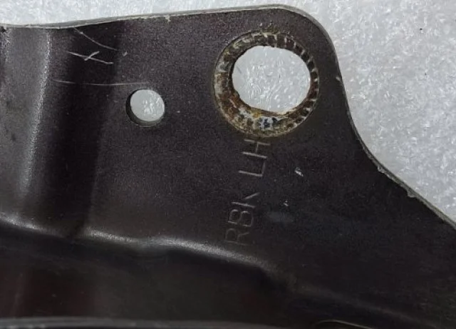 Петля капота левая для Hyundai Solaris 1 RB (2011-2013) на фотографиях