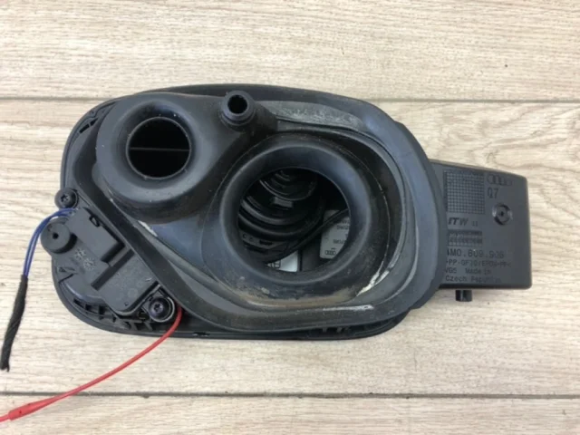 Лючок топливного бака для Audi Q7 4M 2015+ на фотографиях