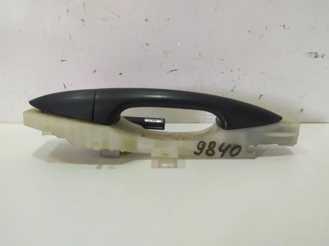 Ручка двери передняя правая внешняя для Hyundai Solaris 1 RB (2011-2013) на фотографиях