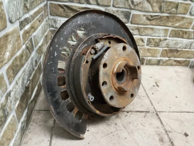 Кулак задний левый для Audi Q7 4L 2005-2015 на фотографиях