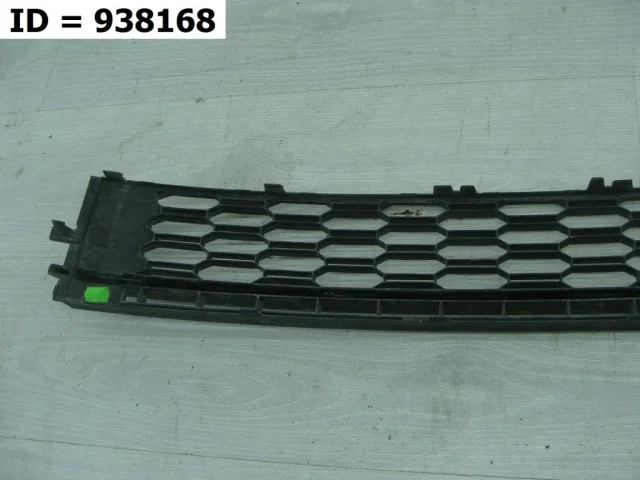 Решетка переднего бампера для Skoda Rapid I rest NH3 2017-2020 на фотографиях