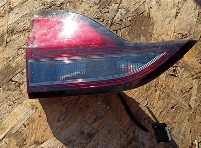 Фонарь внутренний левый для Opel Zafira C 2011-2015 на фотографиях