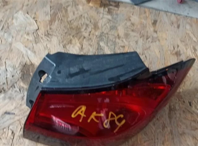 Фонарь внешний правый для Opel Zafira B 2005-2015 на фотографиях