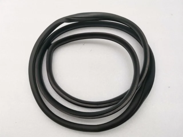 Уплотнитель передней правой двери для Hyundai Solaris 2 (2017-2022) на фотографиях