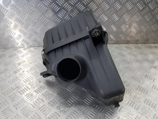 Корпус воздушного фильтра (нижняя часть) для Suzuki Grand Vitara 1998-2005 на фотографиях