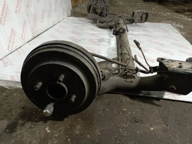 Задняя балка для Nissan Tiida C13 Хэтчбек 2015-2016 на фотографиях