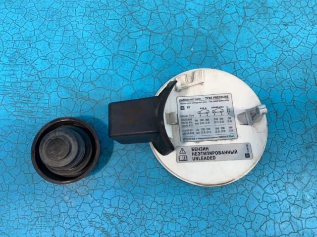 Лючок топливного бака для Opel Astra J Седан 2011-2017 на фотографиях