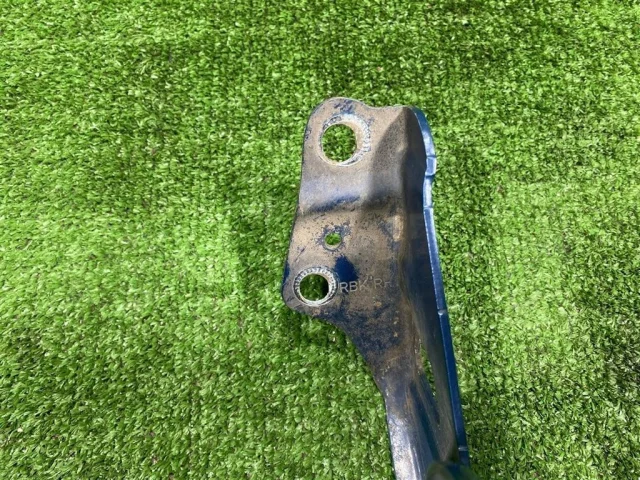 Петля капота правая для Hyundai Solaris 1 рестайлинг 2014-2017 на фотографиях