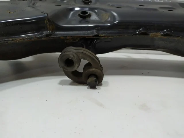 Подрамник двигателя для Hyundai Solaris 1 рестайлинг 2014-2017 на фотографиях