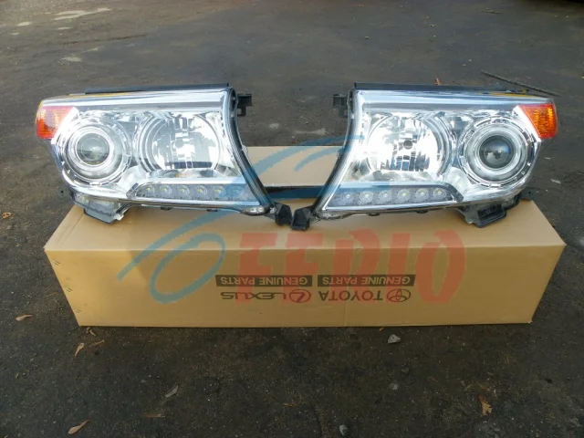Фара левая для Toyota Land Cruiser 200 2007-2015 на фотографиях