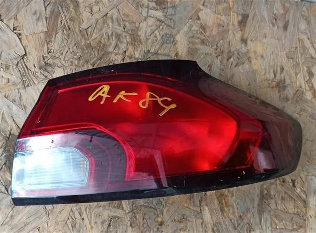 Фонарь внешний правый для Opel Zafira B 2005-2015 на фотографиях