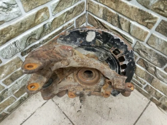 Кулак задний левый для Audi Q7 4L 2005-2015 на фотографиях