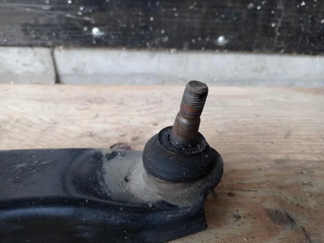 Качающийся рычаг правый для Suzuki Grand Vitara 2005-2014 на фотографиях