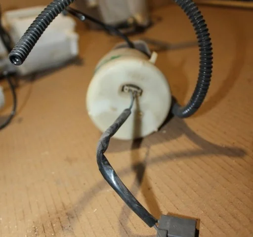 Топливный насос для Toyota RAV4 XA30 2005-2012 на фотографиях