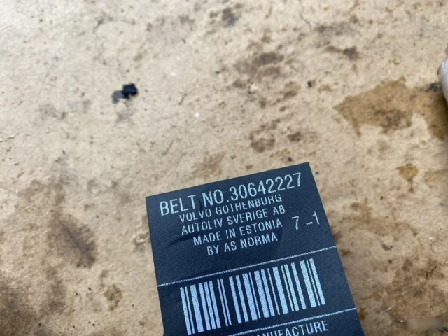 Ремень безопасности задний левый для Volvo C30 MK 2006-2013 на фотографиях