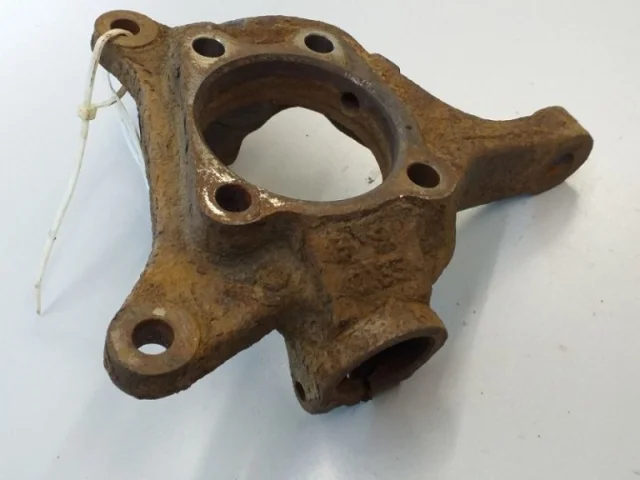 Кулак поворотный левый для Subaru Legacy BL/B13 2003-2009 на фотографиях