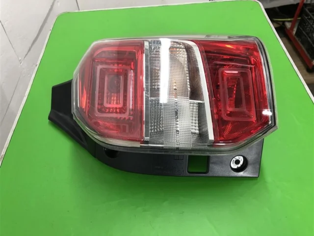 Фонарь правый для Subaru Forester SJ 2013-2016 на фотографиях