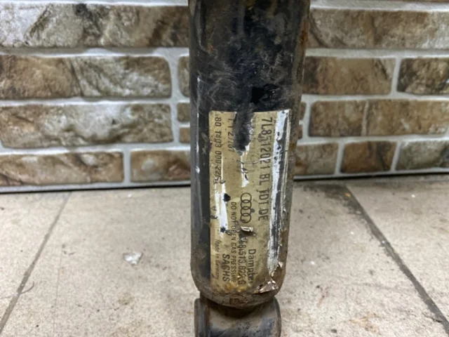 Амортизатор задний правый для Audi Q7 4L 2005-2015 на фотографиях