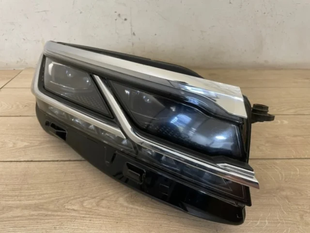 Фара ксенон левая для Volkswagen Touareg III (CR) 2018+ на фотографиях