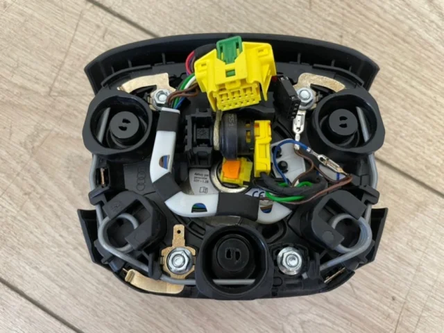 Подушка безопасности водителя для Audi Q7 4M 2015+ на фотографиях