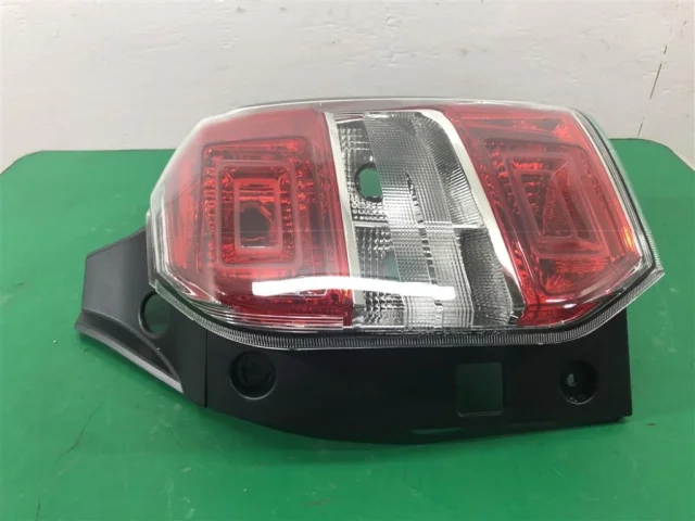 Фонарь правый для Subaru Forester SJ 2013-2016 на фотографиях