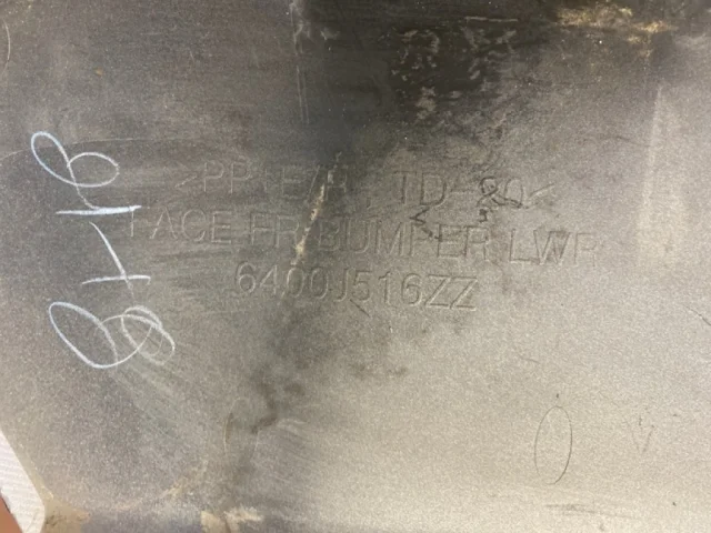 Накладка переднего бампера для Mitsubishi Pajero Sport KS0W 2016+ на фотографиях