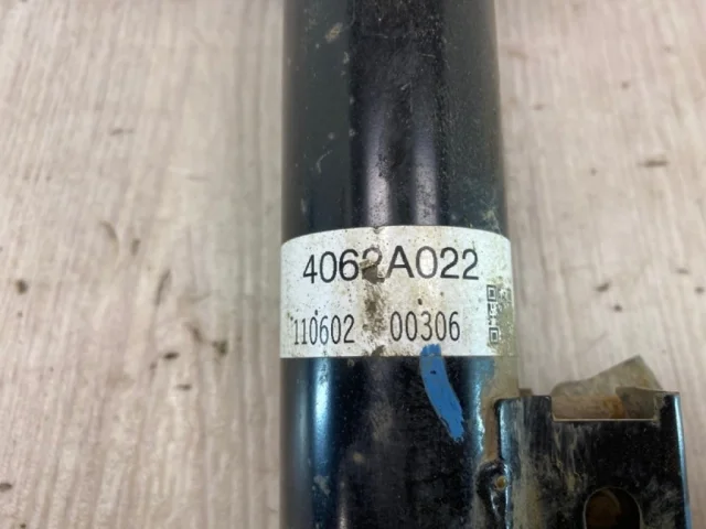 Амортизатор для Mitsubishi Pajero V70 5dr 1999-2006 на фотографиях