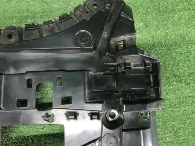 Кронштейн заднего бампера левый для BMW 7er G11/G12 2015-2021 на фотографиях