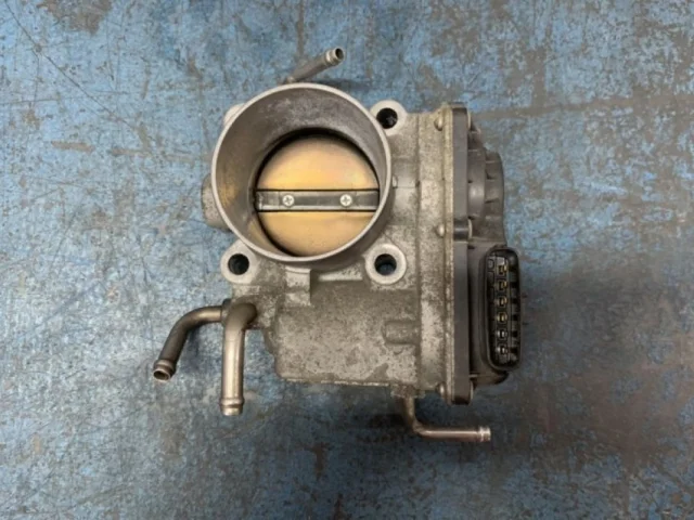 Дроссельная заслонка для Toyota RAV4 XA30 2005-2012 на фотографиях