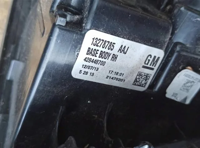 Фонарь внешний правый для Opel Zafira B 2005-2015 на фотографиях