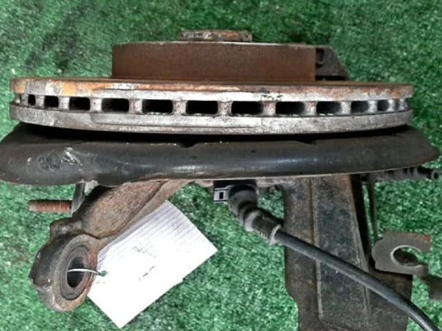 Кулак поворотный левый для Volkswagen Jetta 6 2010-2019 на фотографиях