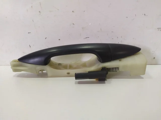 Ручка двери передняя правая внешняя для Hyundai Solaris 1 RB (2011-2013) на фотографиях