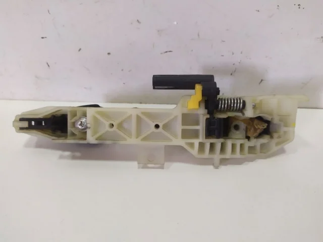 Ручка двери передняя правая внешняя для Hyundai Solaris 1 RB (2011-2013) на фотографиях