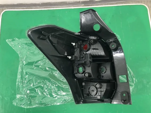 Фонарь правый для Subaru Forester SJ 2013-2016 на фотографиях