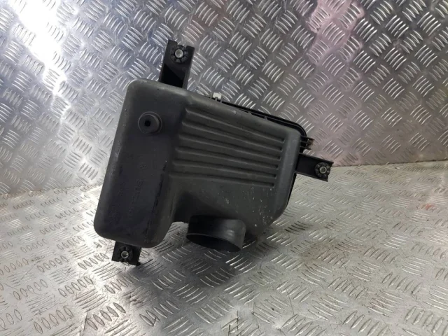 Корпус воздушного фильтра (нижняя часть) для Suzuki Grand Vitara 1998-2005 на фотографиях