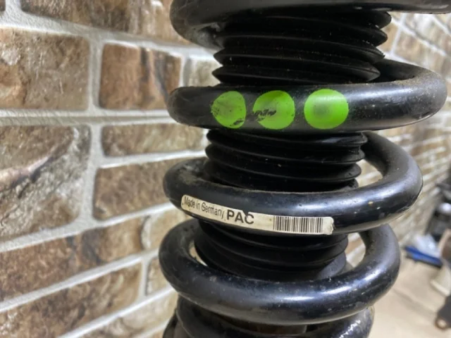 Амортизатор передний левый для Audi Q7 4L 2005-2015 на фотографиях