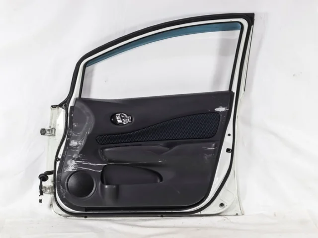 Двери для Nissan Note E12 2012-2020 на фотографиях