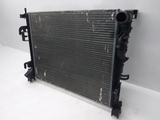 Радиатор охлаждения ДВС для Renault Sandero 5S 2012-2018 на фотографиях