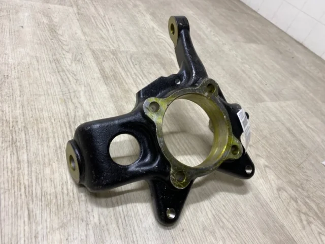 Кулак поворотный правый для Mitsubishi Pajero V80 3dr (JDM) 2006-2014 на фотографиях