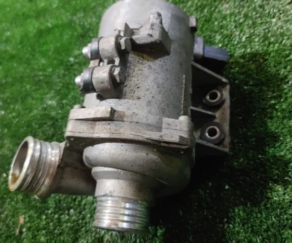 Насос охлаждающей жидкости ДВС(Помпа) для BMW X3 Е83 2003-2010 на фотографиях