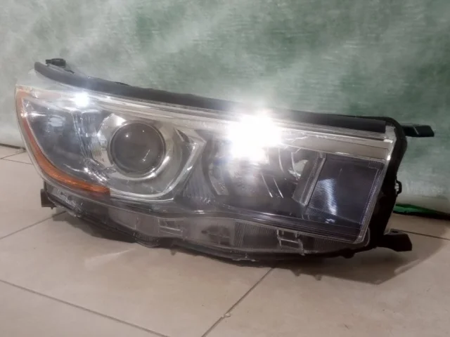 Фара правая для Toyota Highlander XU40 2007-2013 на фотографиях