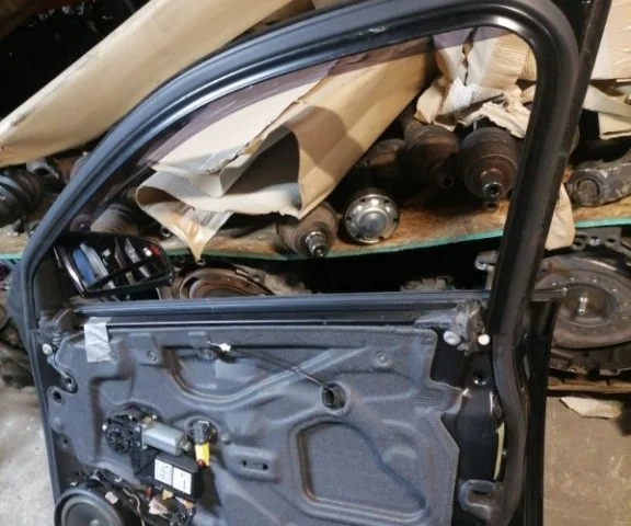 Дверь передняя правая для Audi A4 B7 Avant 2004-2008 на фотографиях