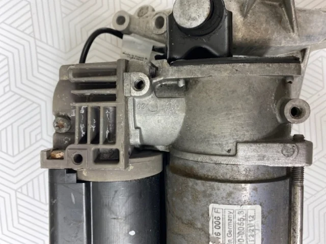 Компрессор пневмоподвески задний для Audi Q7 4L 2005-2015 на фотографиях