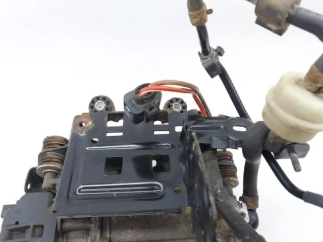 Компрессор пневмоподвески задний для Audi Q7 4M 2015+ на фотографиях