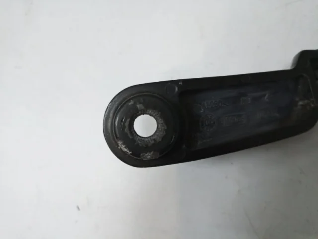 Поводок лобового стеклоочистителя правый для Audi Q7 4L 2005-2015 на фотографиях