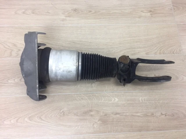 Пневмостойка передняя правая для Audi Q7 4L 2005-2015 на фотографиях