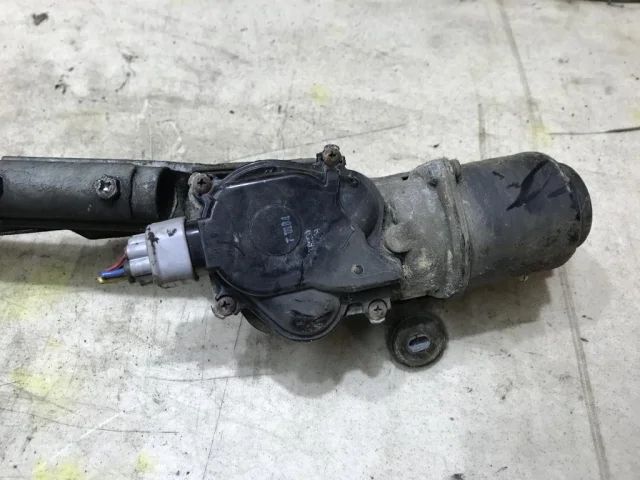 Мотор стеклоочистителя для Nissan Tiida C11 Хэтчбек 2007-2014 на фотографиях